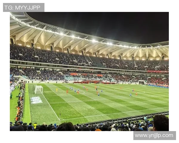 足球明星亲临球场展现风采与激情引发球迷热烈追捧 足球明星亲临球场展现风采与激情引发球迷热烈追捧